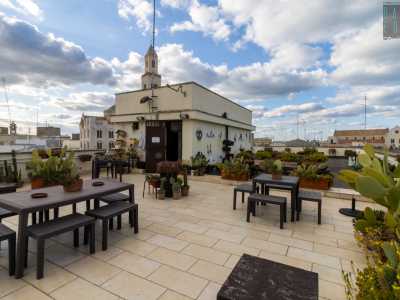 Un�ultima rampa di scale ci permette infine l�accesso alla terrazza, abbellita con tavolini...
